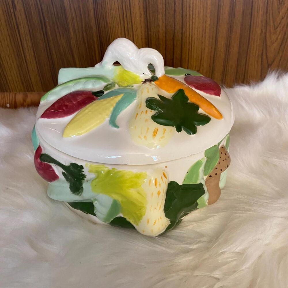 EUC Vintage Covered Dish Ceramic Vegetable Themed